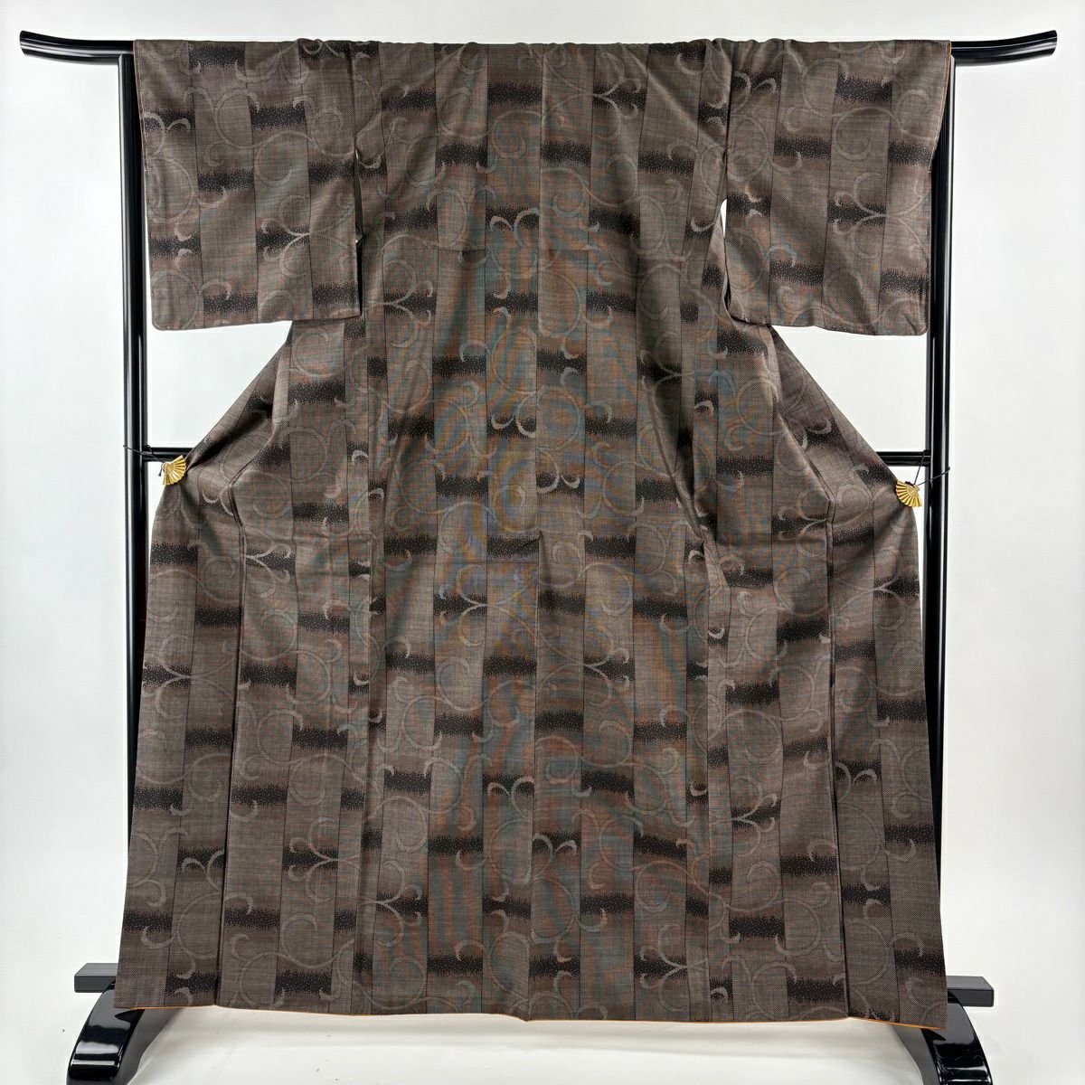 【美品】 大島紬織 身長165cm 袖長66cm M 雙層 純泥染 證書附帶 唐草紋 縱條 焦茶 正蠶絲 名品級