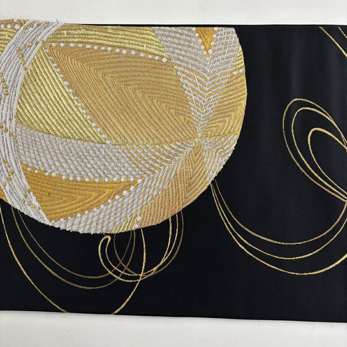 【美品】 袋帶 秀品級 鞠 刺繡 金銀彩 黑 お太鼓柄 純蠶絲