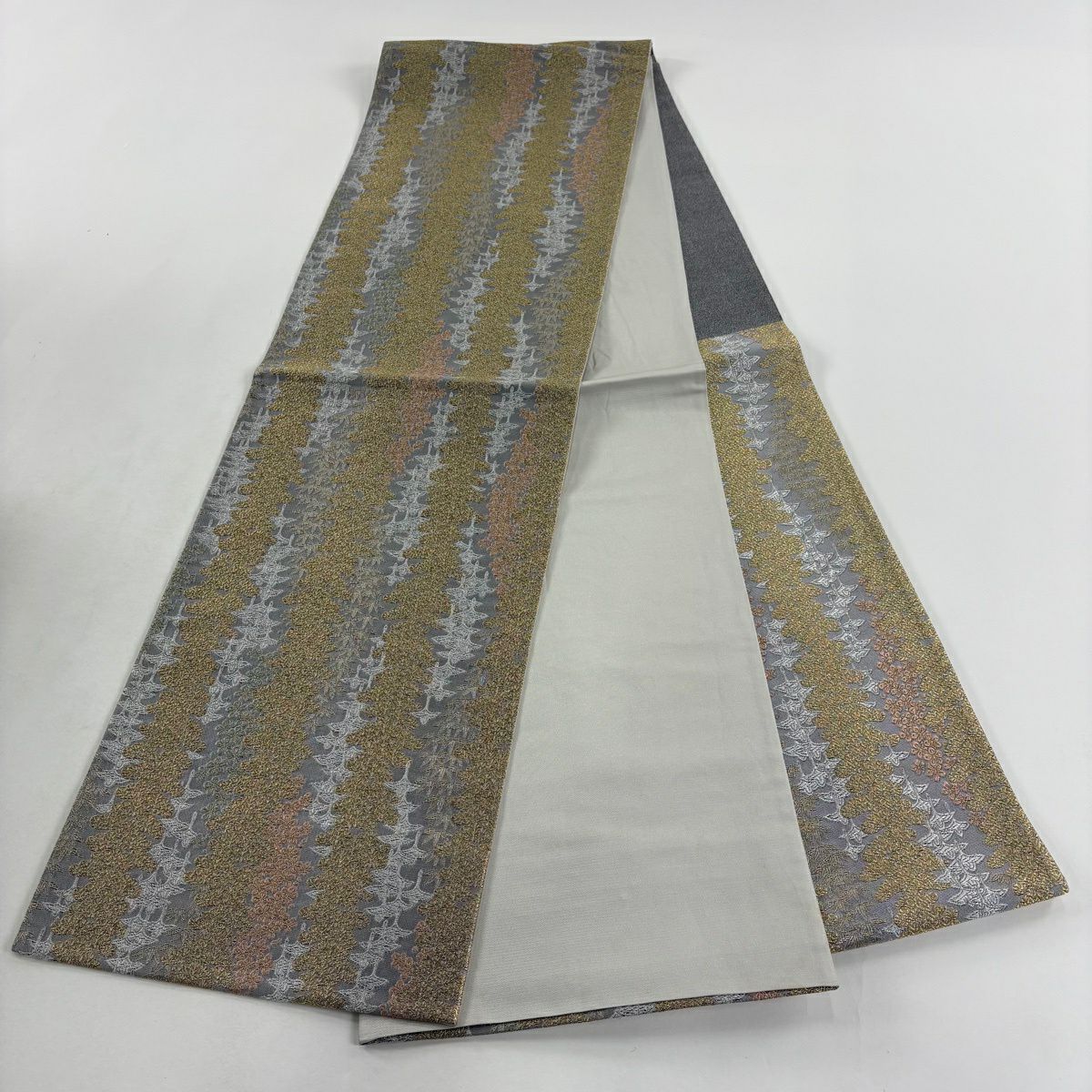 【美品】 袋帶 秀品級 献上仙鶴松樹竹子梅花 松樹竹子梅花 仙鶴 金銀彩 灰色 六通 純蠶絲