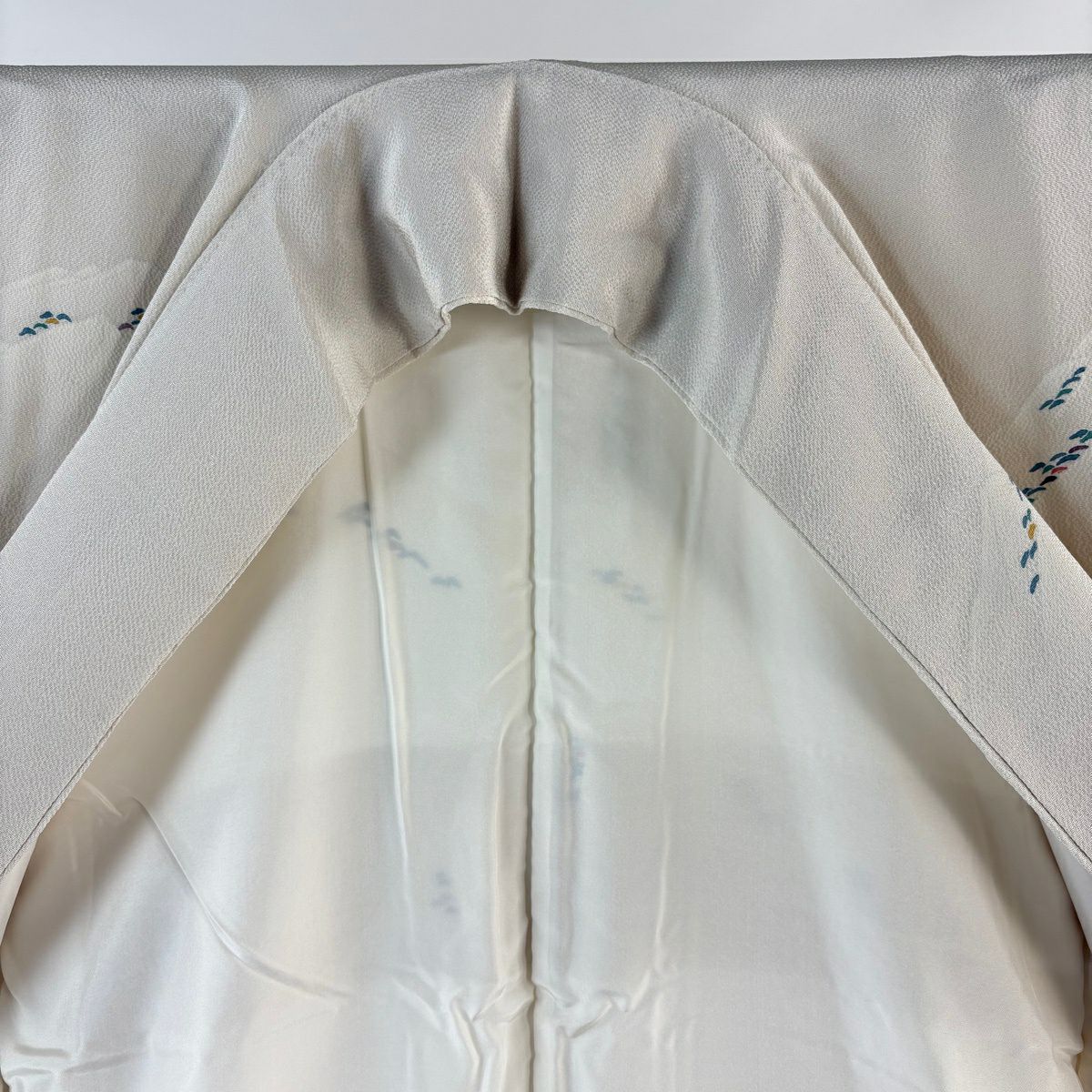 【美品】訪問服 身長151.5cm 袖長62cm S 雙層 上野街子 清染居 落款あり 此良暮雪 松樹 ぼかし 絞織 米色 純蠶絲 逸品級