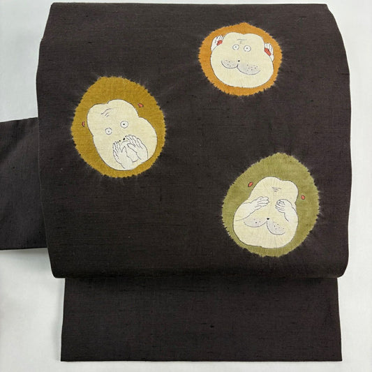 【美品】 名古屋帶 逸品級 青柳 落款あり 証紙あり 奇翠 手座繰り 紅城紬織 草木染 山さくら 紬織織 本音的三猿 絞染 焦茶 純蠶絲