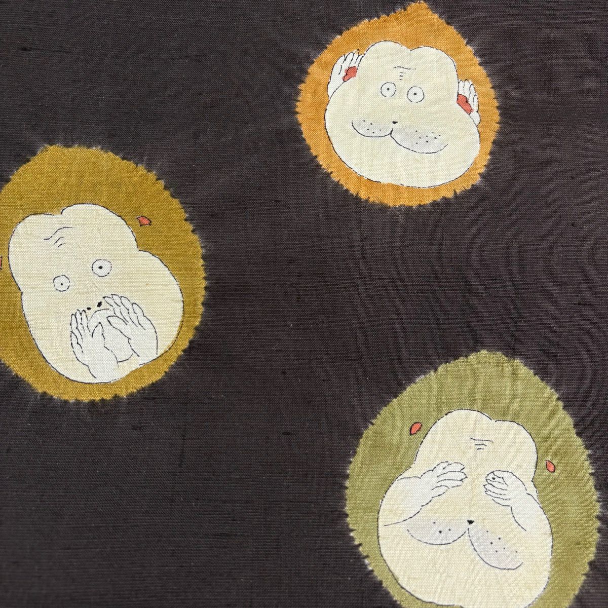 【美品】 名古屋帶 逸品級 青柳 落款あり 証紙あり 奇翠 手座繰り 紅城紬織 草木染 山さくら 紬織織 本音的三猿 絞染 焦茶 純蠶絲