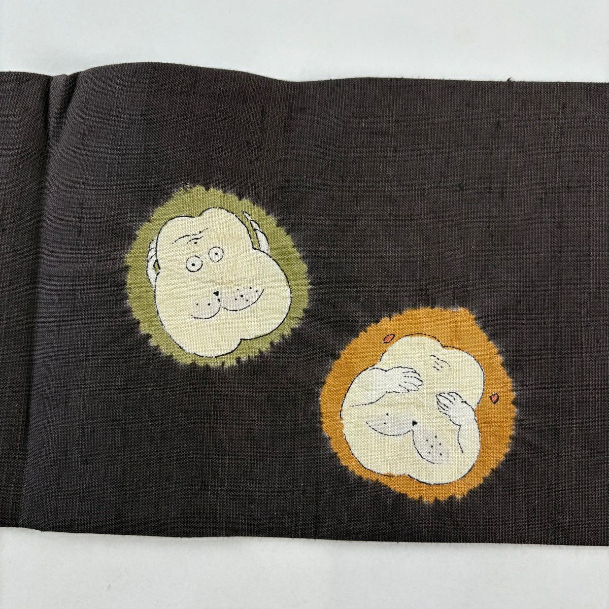【美品】 名古屋帶 逸品級 青柳 落款あり 証紙あり 奇翠 手座繰り 紅城紬織 草木染 山さくら 紬織織 本音的三猿 絞染 焦茶 純蠶絲
