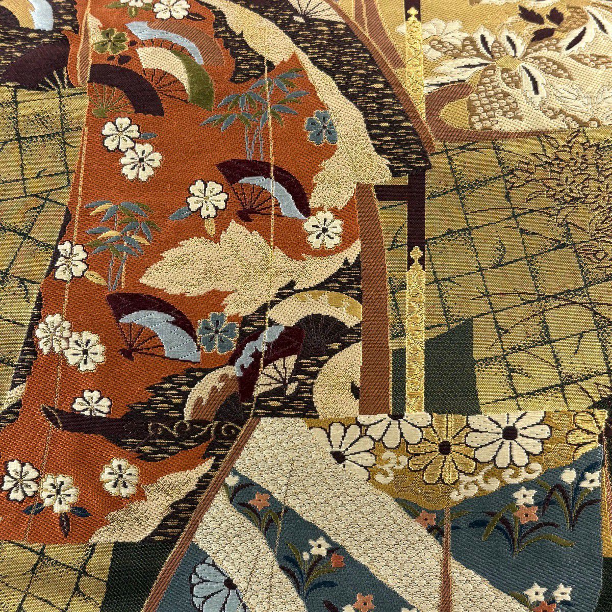 【美品】 袋帶 秀品級 關西仕立 草花紋 扇子子 刺繡 金金箔 黑色 お太鼓圖案 純蠶絲