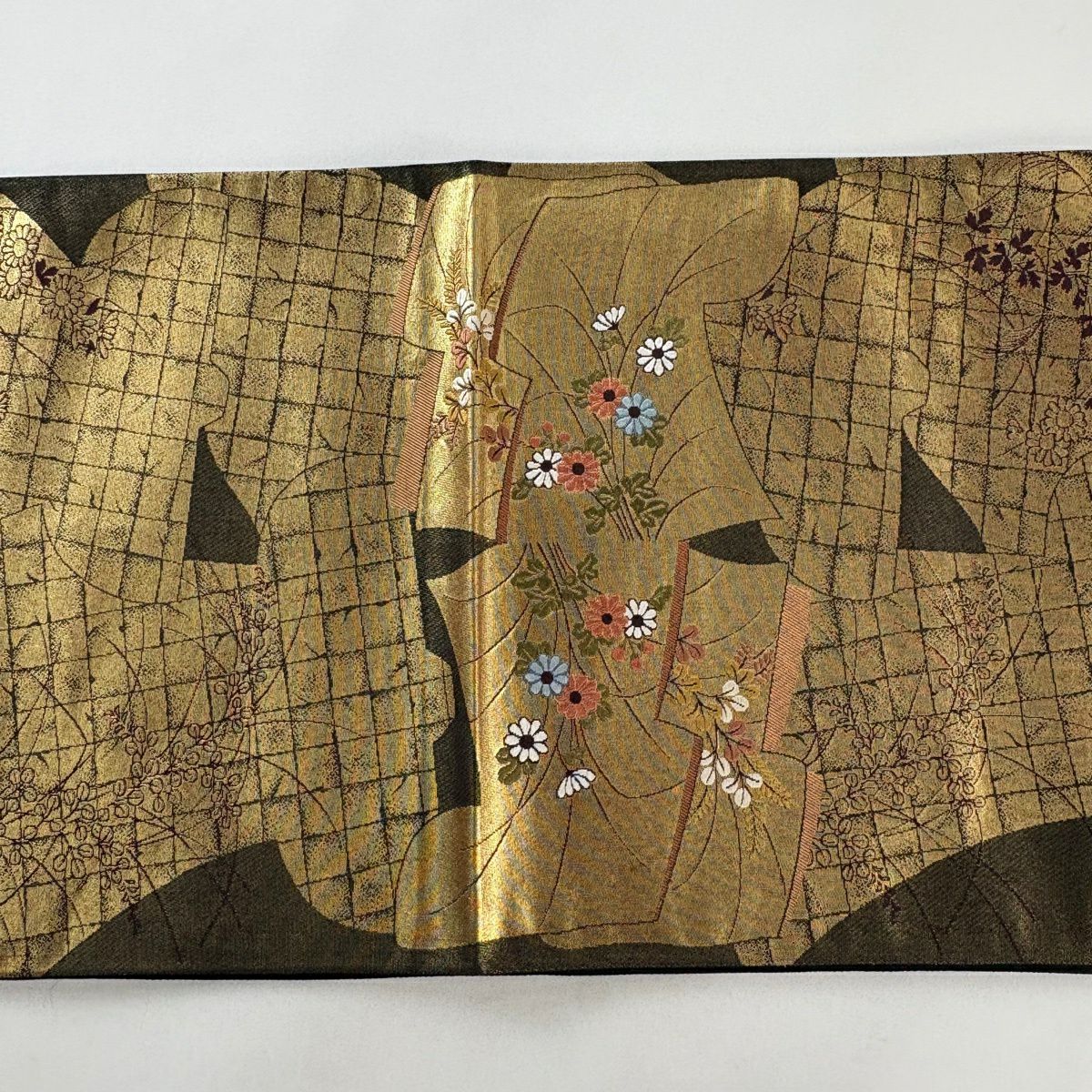 【美品】 袋帶 秀品級 關西仕立 草花紋 扇子子 刺繡 金金箔 黑色 お太鼓圖案 純蠶絲