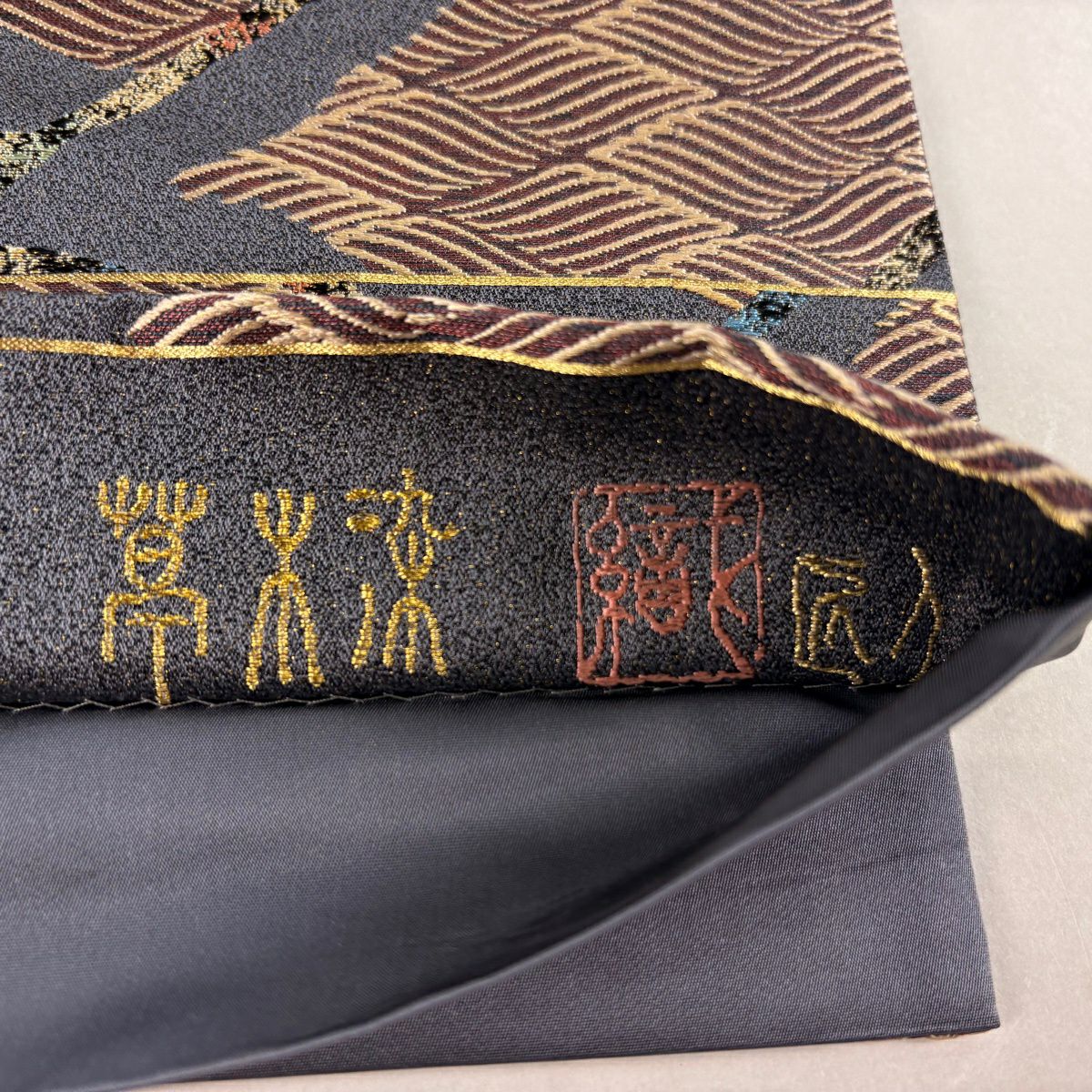 【美品】 袋帶 秀品級 附落款 清風薫雅 幾何學圖案 金絲 刺繡 灰色 六通 純蠶絲