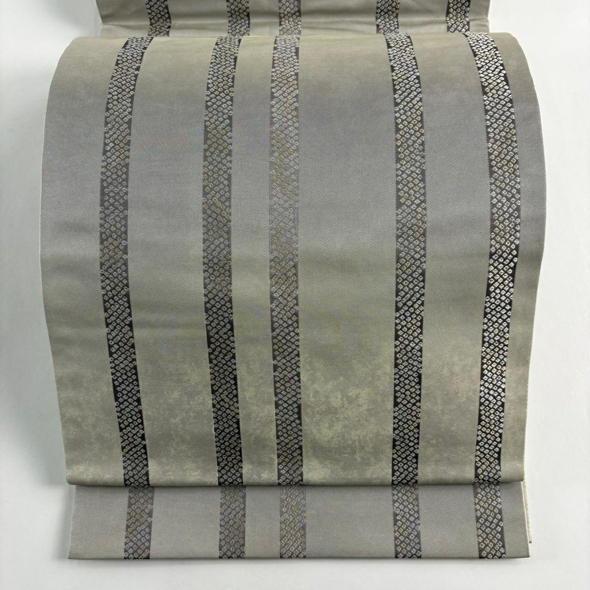 【美品】 袋帶 名品級 加納幸 落款あり 縞 疋田紋 金金箔 灰色 六通 純蠶絲