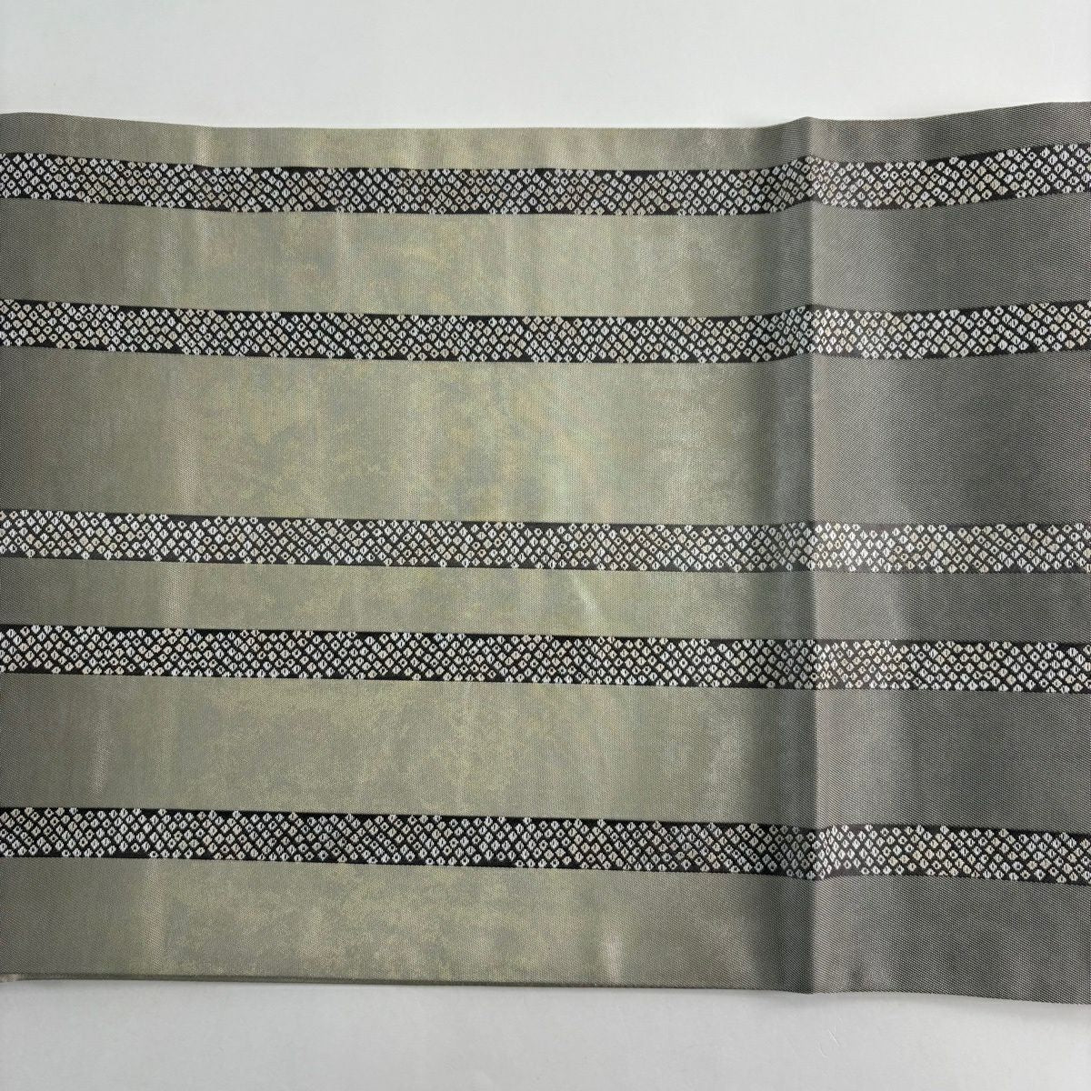 【美品】 袋帶 名品級 加納幸 落款あり 縞 疋田紋 金金箔 灰色 六通 純蠶絲