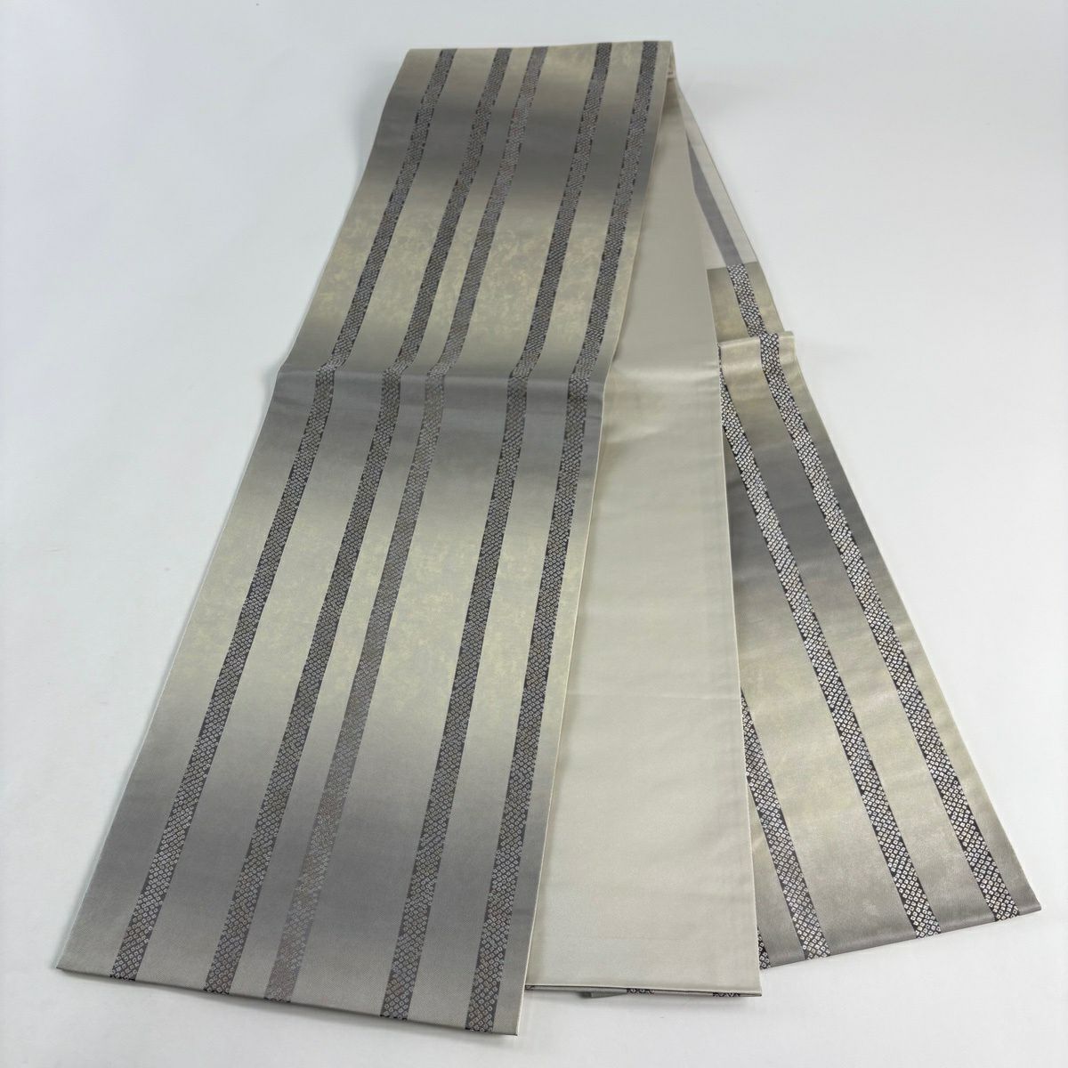 【美品】 袋帶 名品級 加納幸 落款あり 縞 疋田紋 金金箔 灰色 六通 純蠶絲