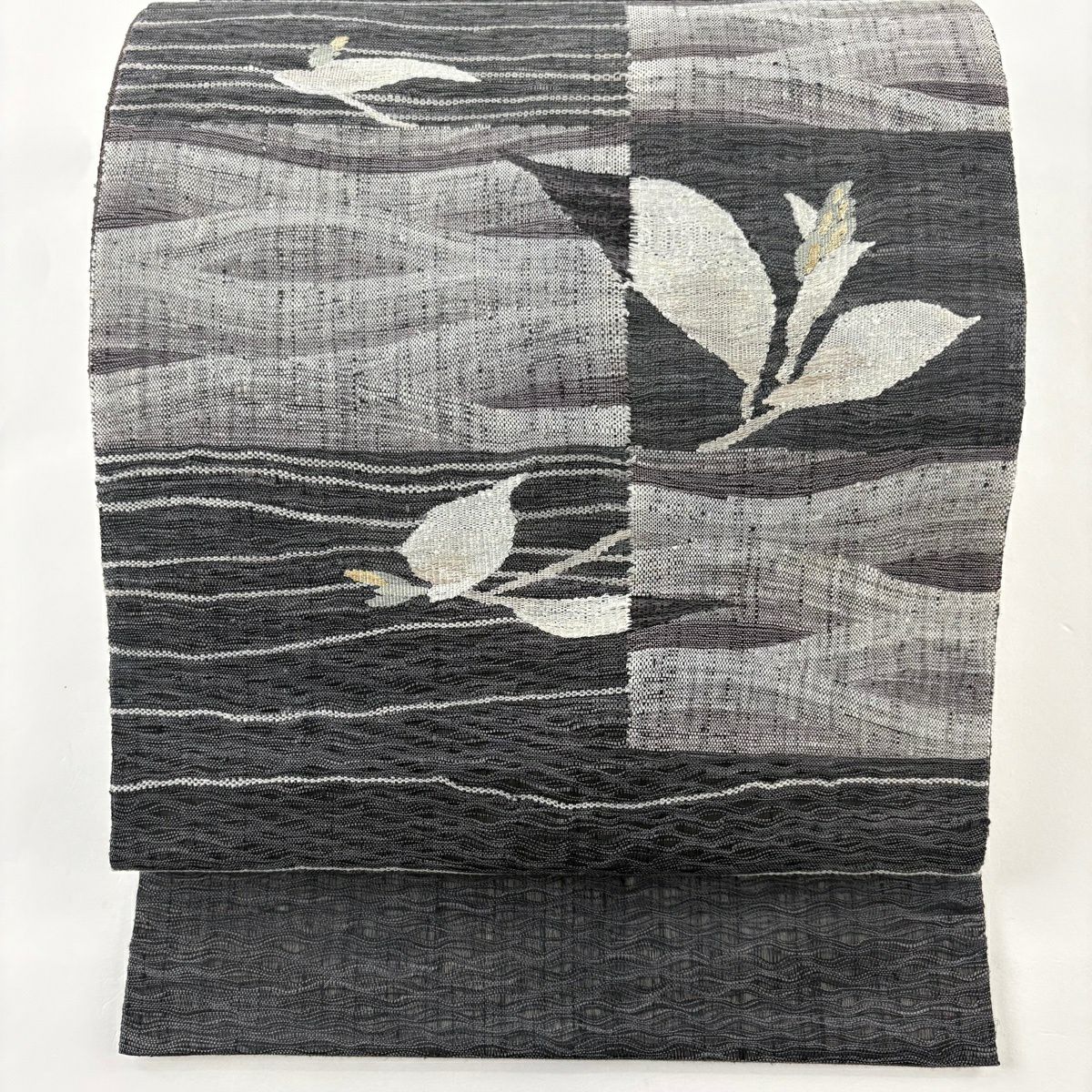 【美品】 袋帶 秀品級 草花紋紋 波 墨色 お太鼓柄 純蠶絲