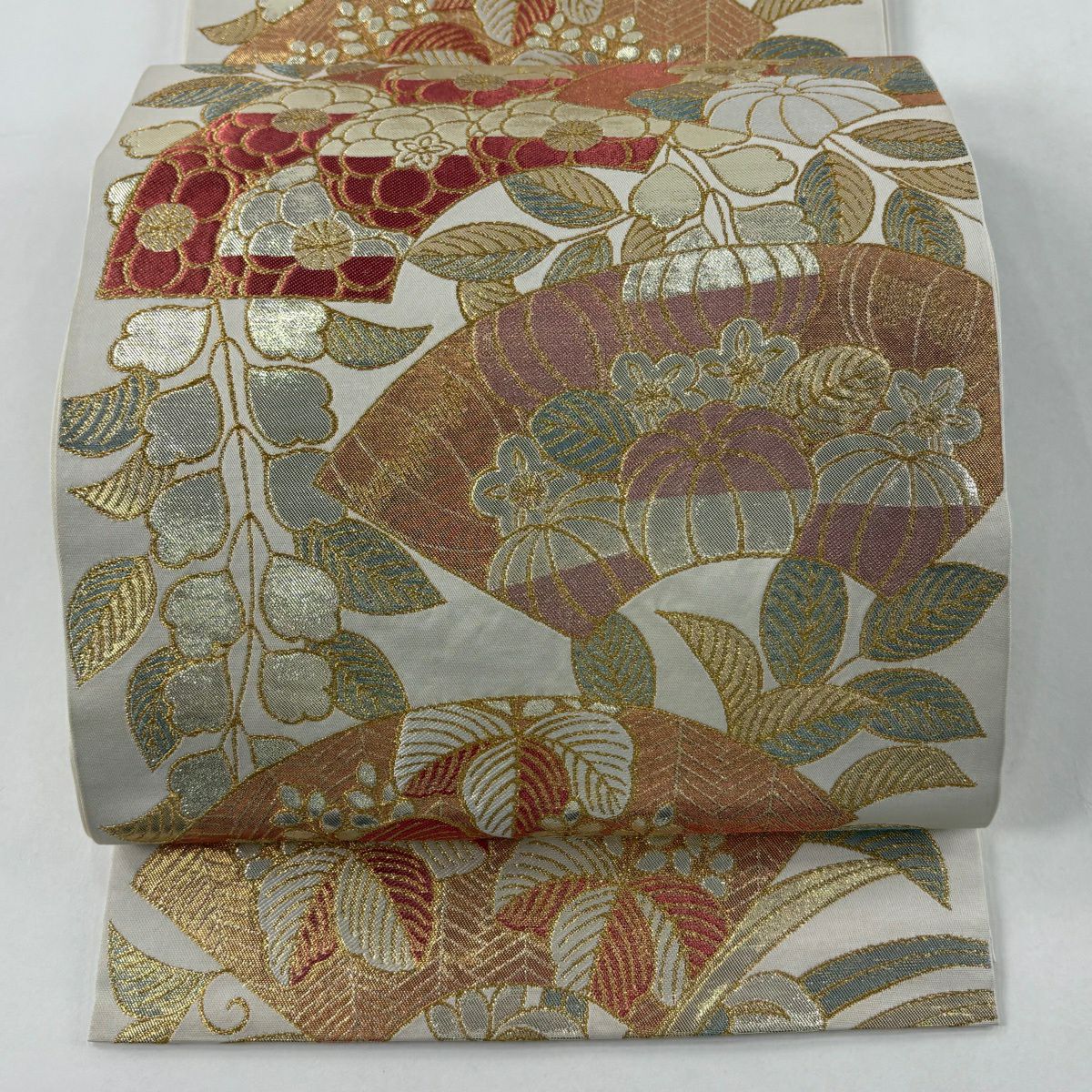 【美品】 袋帶 逸品級 川島織物 落款あり 扇子面 草花紋 金糸 金金箔 奶油 六通 純蠶絲