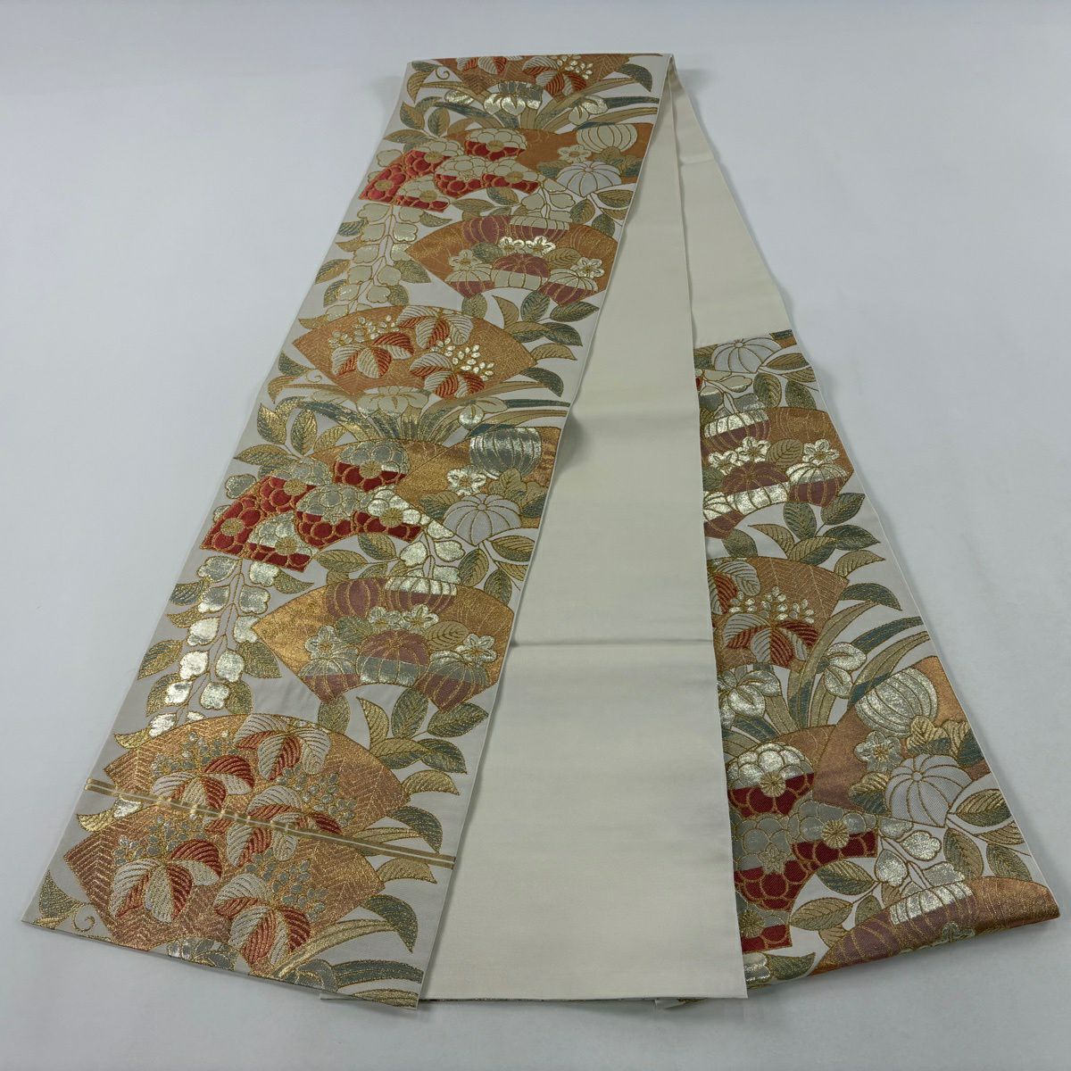 【美品】 袋帶 逸品級 川島織物 落款あり 扇子面 草花紋 金糸 金金箔 奶油 六通 純蠶絲