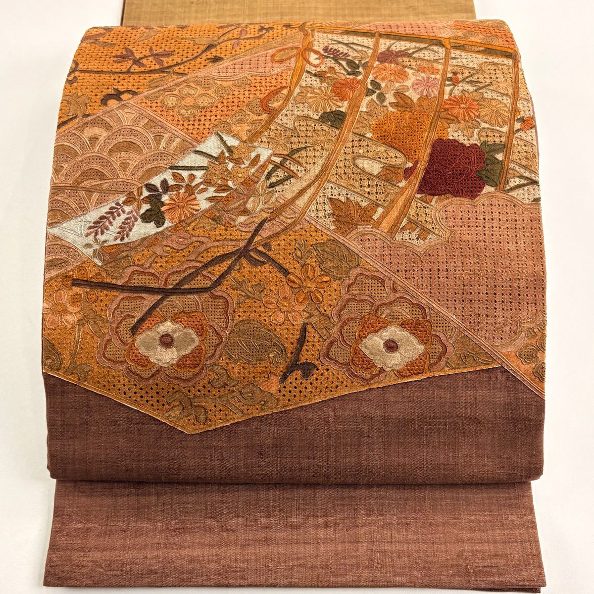 【美品】 袋帶 秀品級 紬織織 幾帳 草花紋刺繡 小豆 紅色 お太鼓圖案 純蠶絲