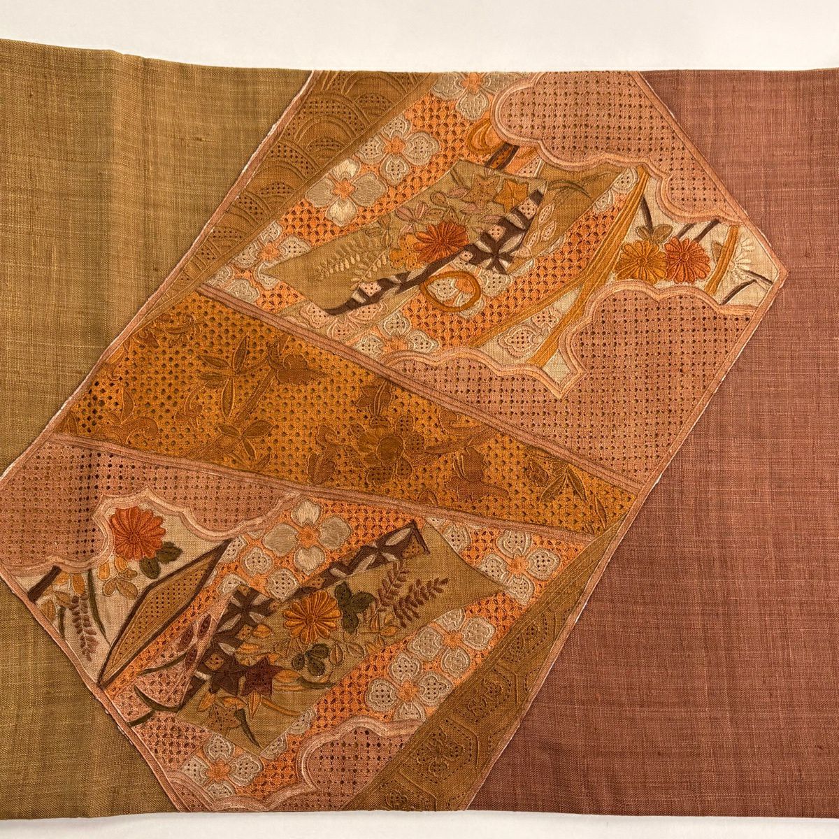 【美品】 袋帶 秀品級 紬織織 幾帳 草花紋刺繡 小豆 紅色 お太鼓圖案 純蠶絲