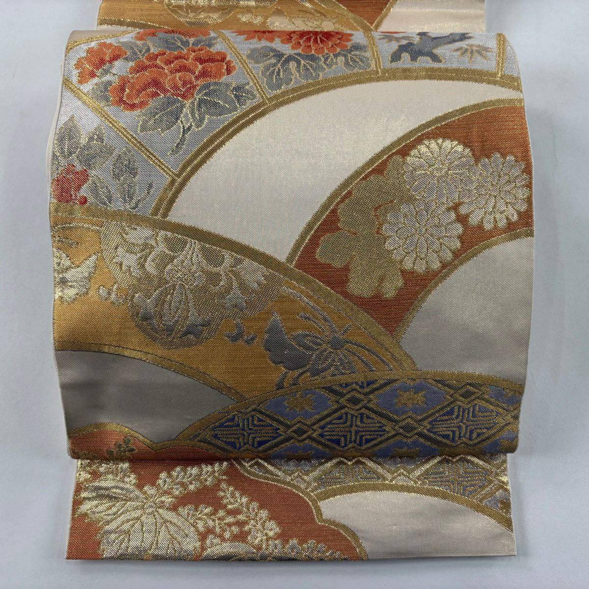 【美品】 袋帶 秀品級 川島織物 有落款 菊花 牡丹 金絲 金金箔 米色 六通 純蠶絲