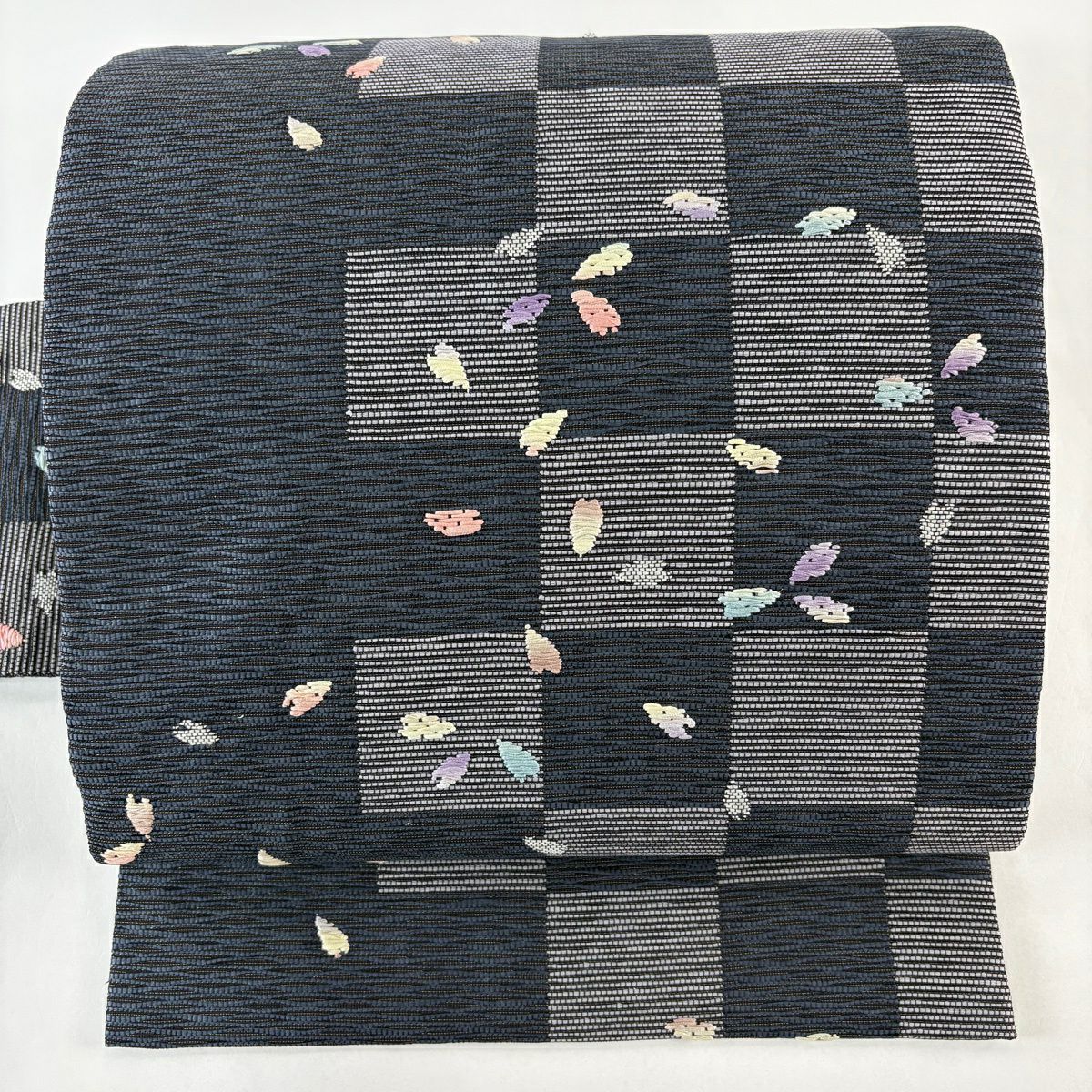【美品】 名古屋帶 名品級 市松樹 花瓣 金絲 黑灰 純蠶絲