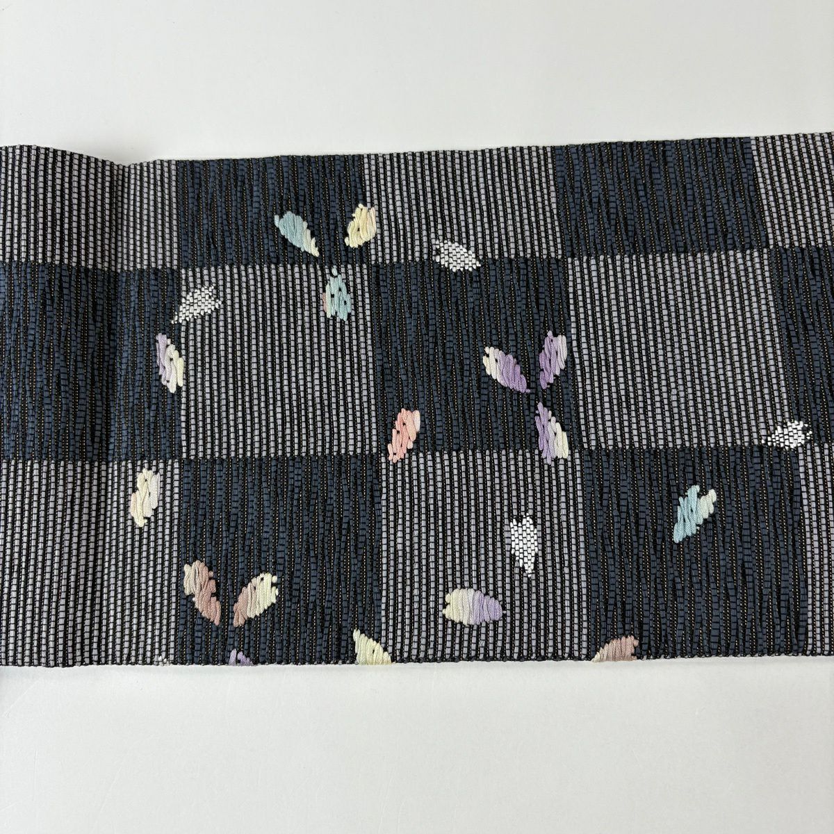【美品】 名古屋帶 名品級 市松樹 花瓣 金絲 黑灰 純蠶絲