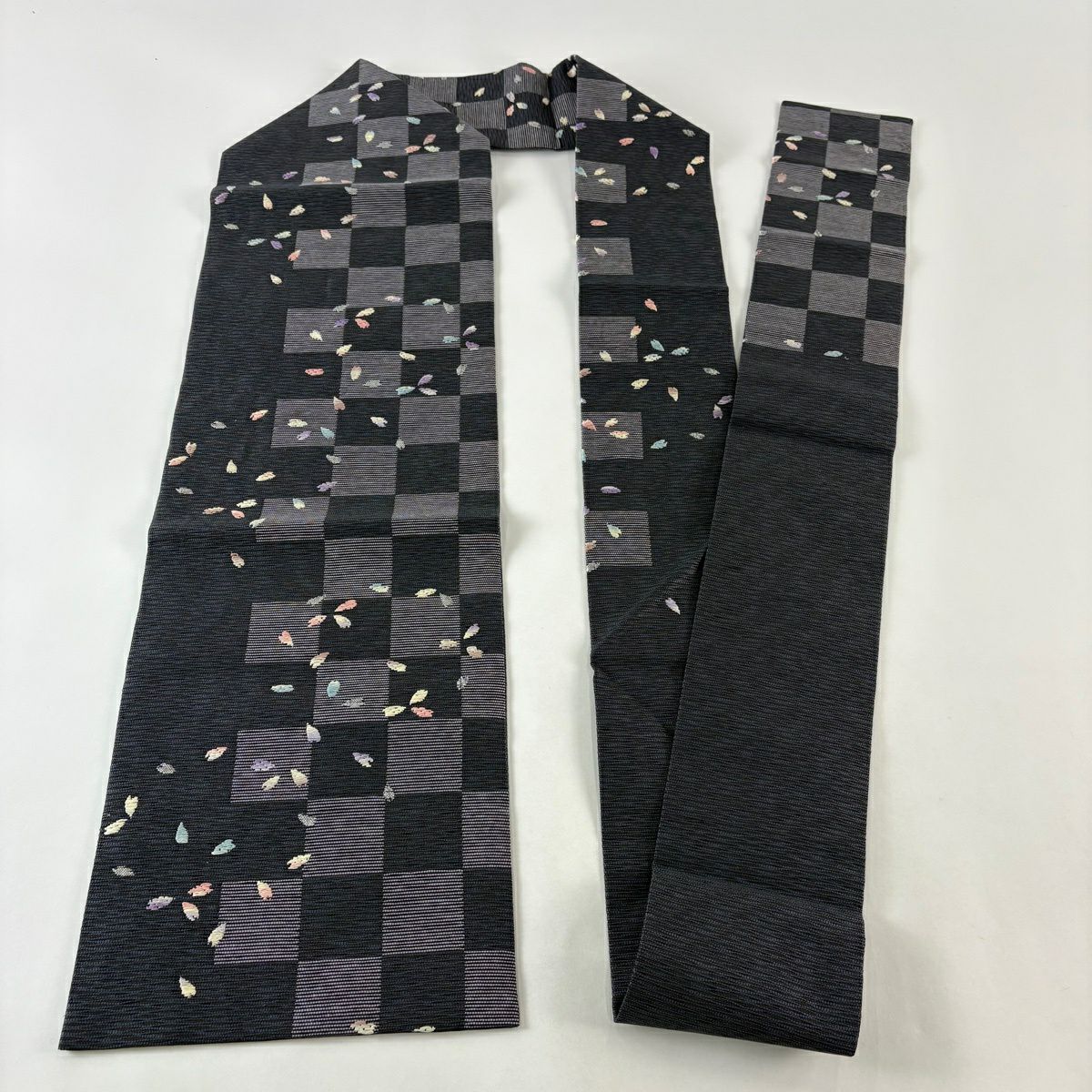【美品】 名古屋帶 名品級 市松樹 花瓣 金絲 黑灰 純蠶絲