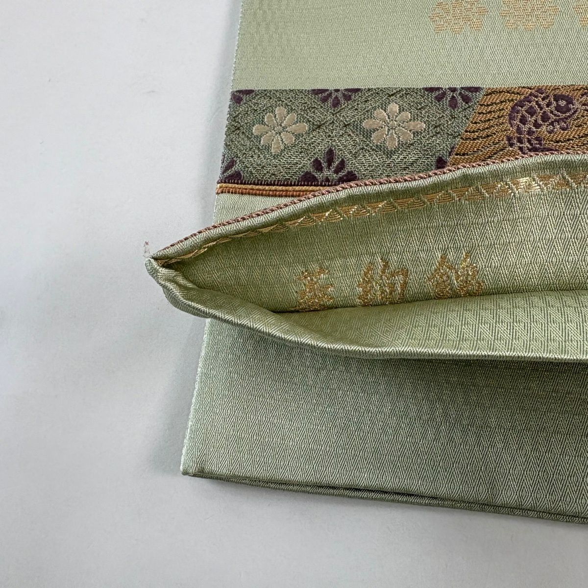 【美品】 袋帶 名品級 花唐草紋 荒磯 刺繡 金金箔 淺綠 お太鼓圖案 純蠶絲