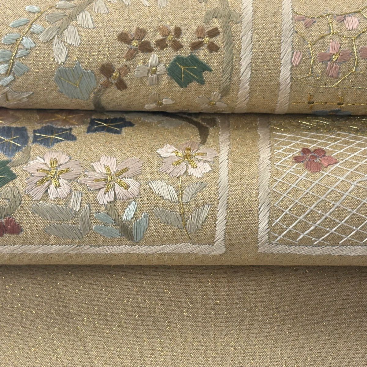 【美品】 袋帶 逸品級 草花紋紋 有職文樣 刺繡 金絲 淺茶 六通 純蠶絲