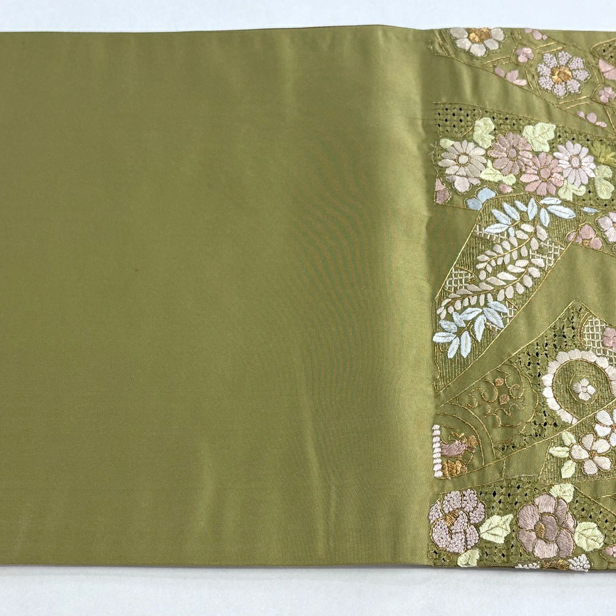 【美品】 袋帶 逸品級 束帶熨斗紋 草花紋刺繡 金線 鶯色 六通 純蠶絲