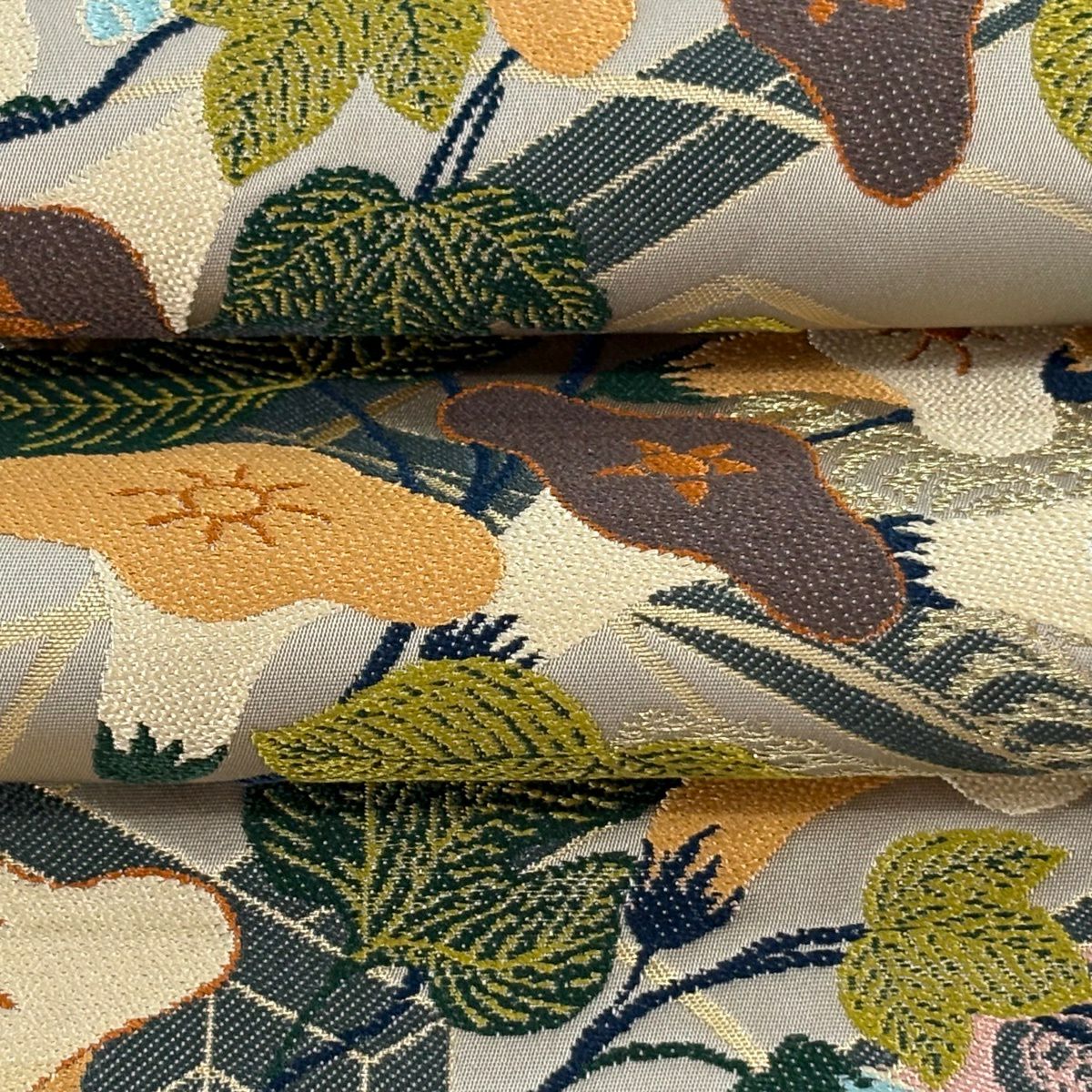 【美品】 袋帶 逸品級 白綾苑大庭 落款 草花紋紋 衝立 白 金糸 灰色 六通 純蠶絲