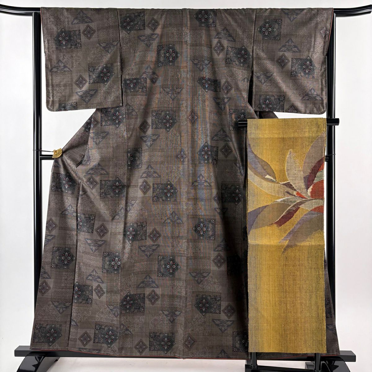 【美品】 大島紬織 身長161cm 袖長65cm M 雙層 名古屋帶套裝 純泥染 證書齊全 華紋 草花紋紋 焦茶 純蠶絲 秀品級