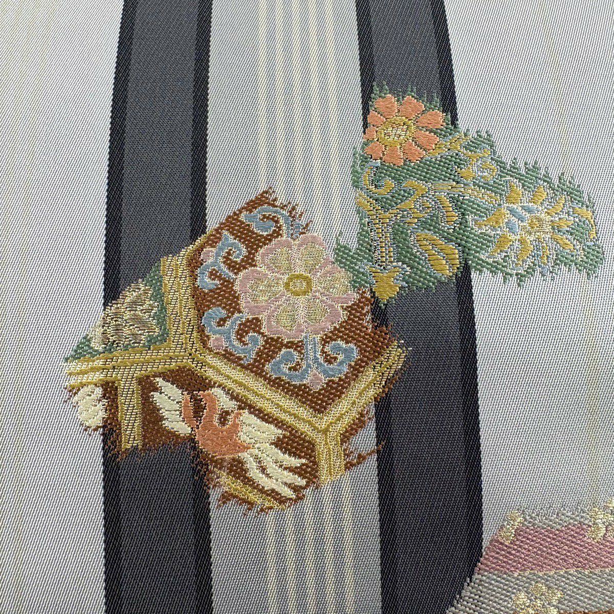 【美品】 袋帶 秀品級 二重織雙面圖案 草木染 草花紋紋 條紋 金金箔 金絲 灰色 全通 純蠶絲