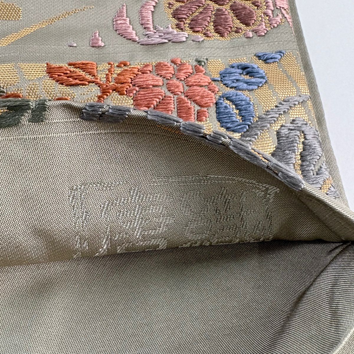 【美品】 袋帶 秀品級 草木染 秋草 間垣 金金箔 唐織 灰綠 六通 純蠶絲