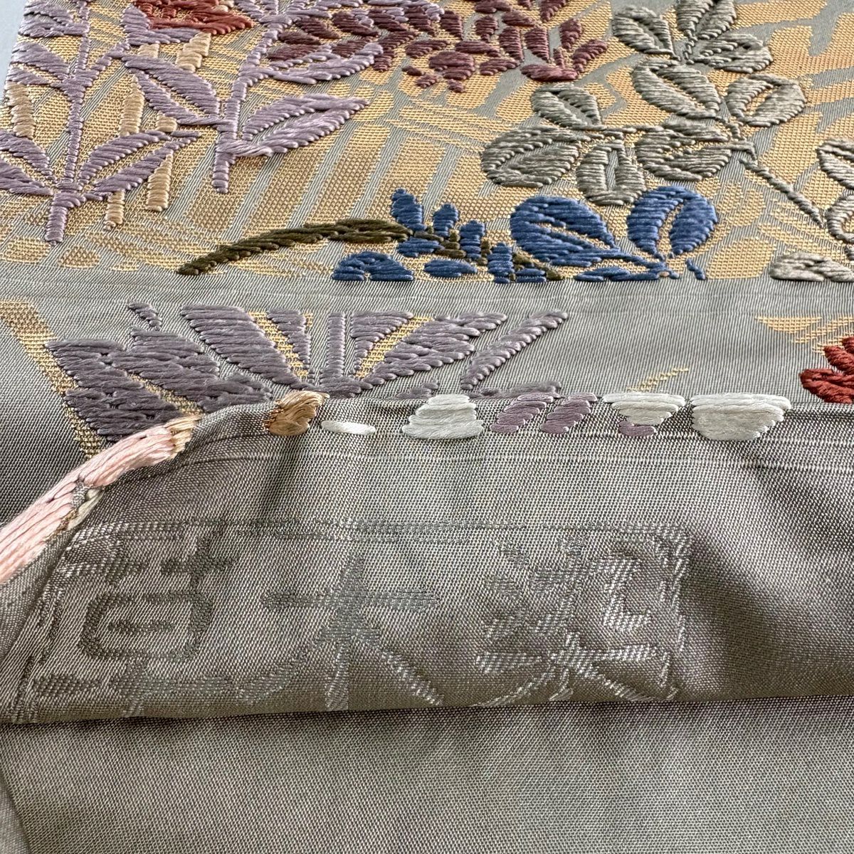 【美品】 袋帶 秀品級 草木染 秋草 間垣 金金箔 唐織 灰綠 六通 純蠶絲