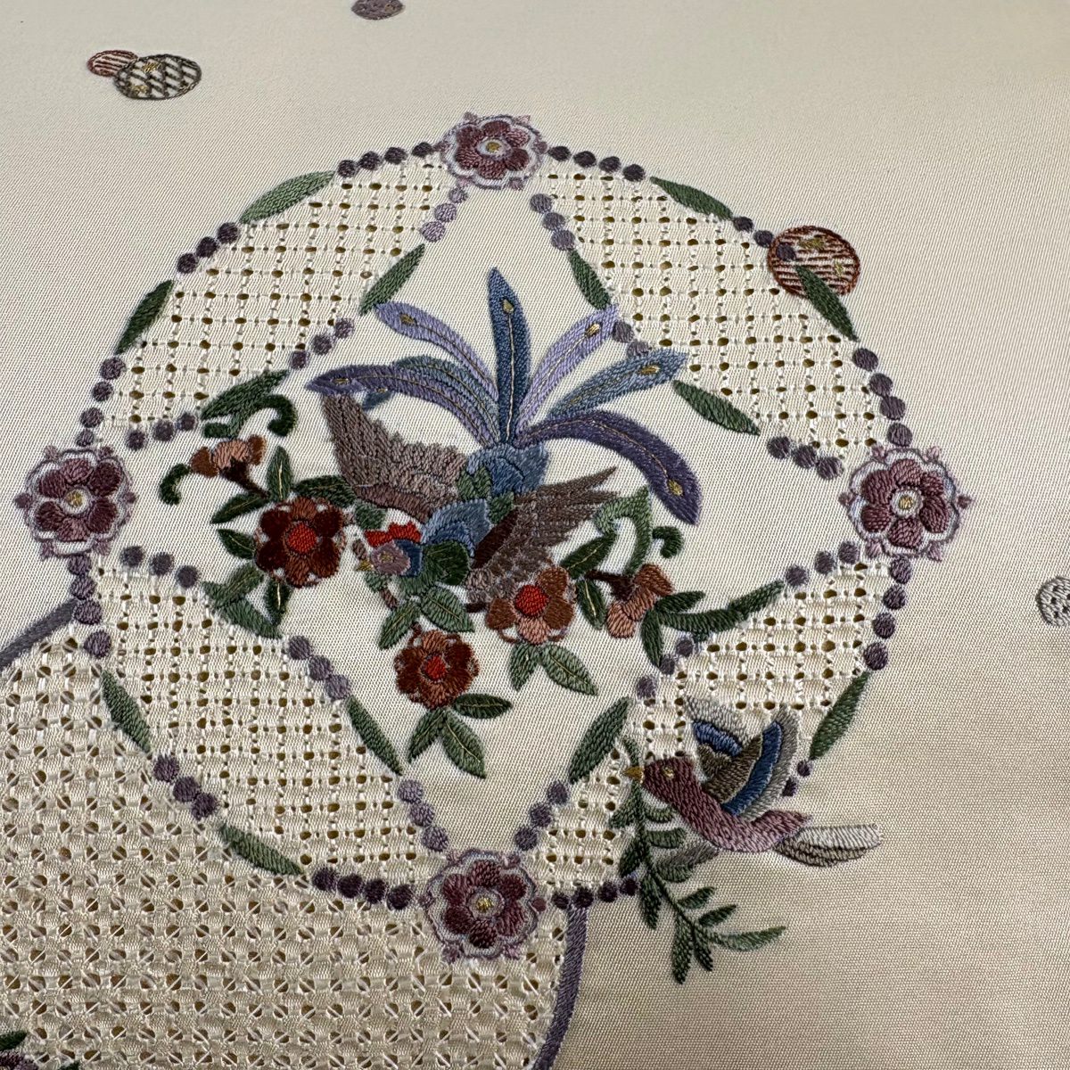 【美品】 名古屋帶 秀品級 花喰鳥 草花紋 金糸 刺繡 米色 純蠶絲