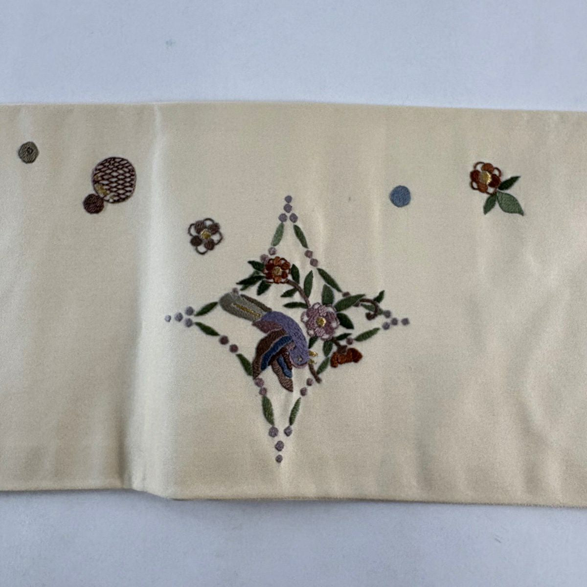 【美品】 名古屋帶 秀品級 花喰鳥 草花紋 金糸 刺繡 米色 純蠶絲