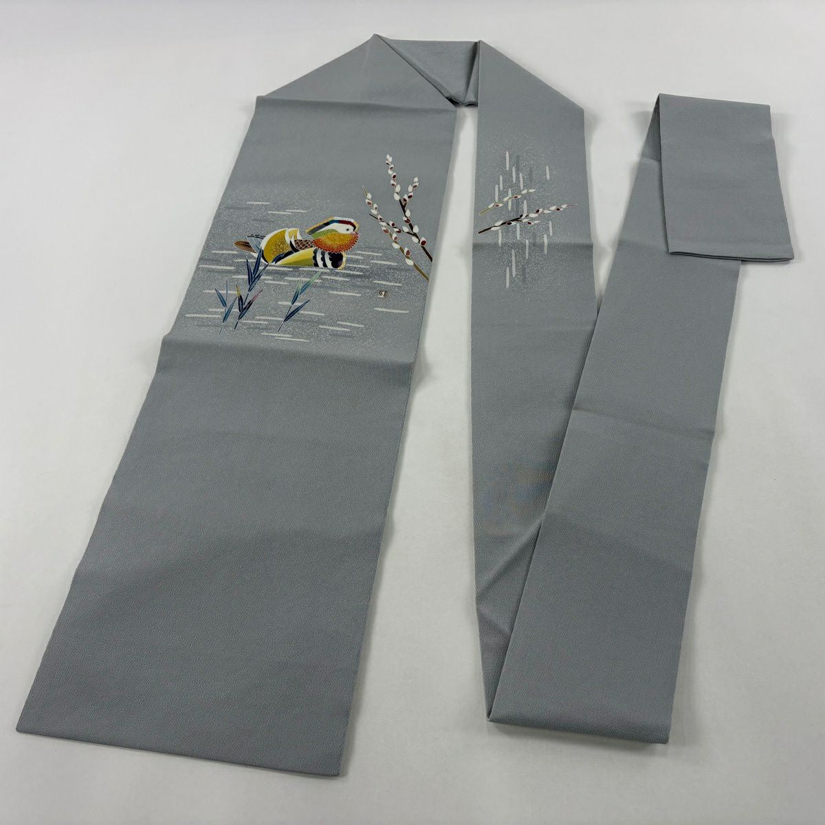 【美品】 名古屋帶 逸品級 羽田登喜 落款 鴛鴦 葉紋 金銀彩 絞織 青灰色 純蠶絲