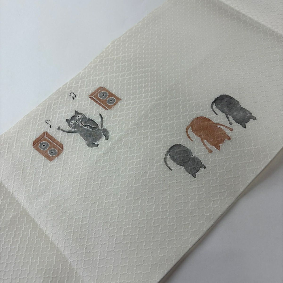 【美品】 開口名古屋帶 逸品級 附有落款 貓圖案 奶油色 純蠶絲