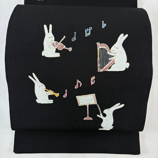 【美品】 開口名古屋帶 逸品級 附有落款 兔子 樂器 黑 純蠶絲