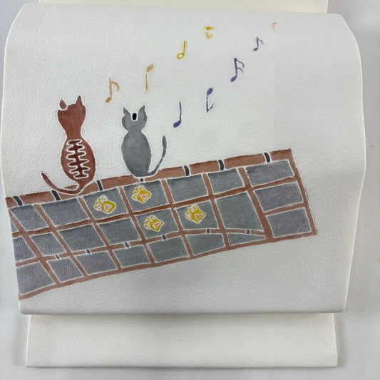 【美品】 開口名古屋帶 逸品級 附有落款 貓咪 音符 奶油色 純蠶絲