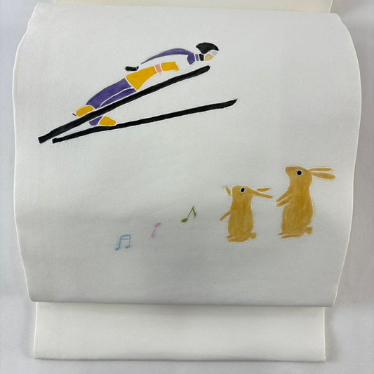 【美品】 開口名古屋帶 逸品級 附落款 滑雪者 兔子 奶油色 純蠶絲