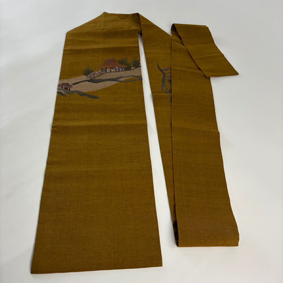 【美品】名古屋帶 秀品級 紬織織 建物 樹木 相良刺繡 茶 純蠶絲