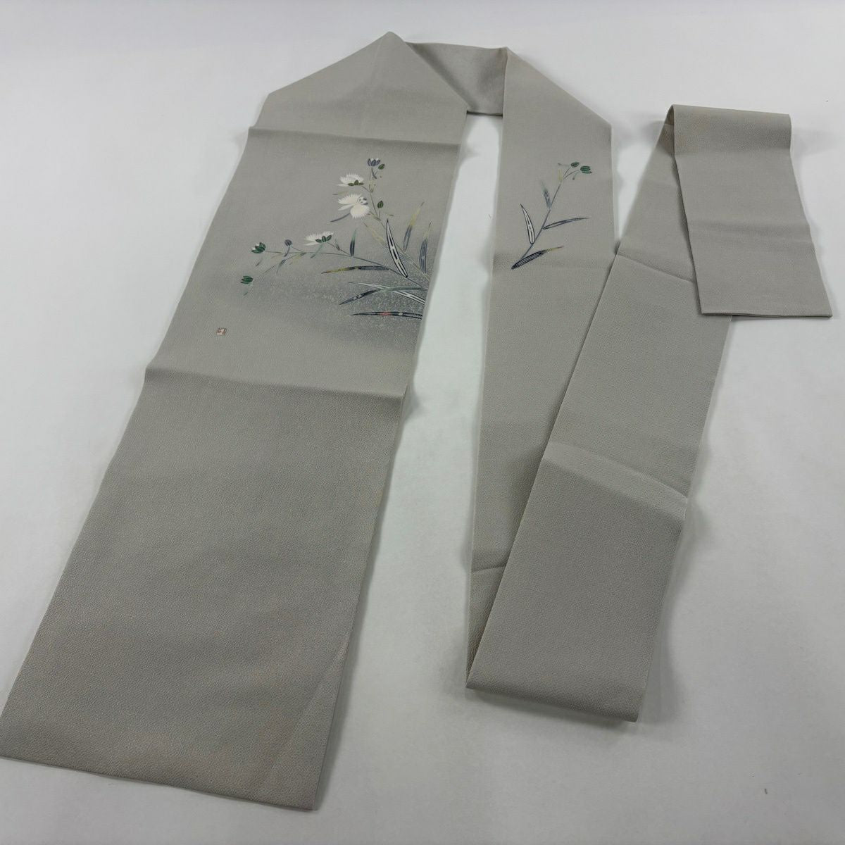 【美品】 名古屋帶 逸品級 羽田登喜 落款 鷺草 縮緬 灰色 純蠶絲