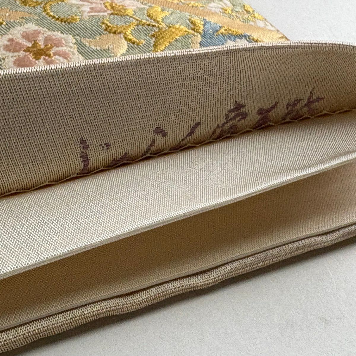 袋帶 逸品級 じゅらく 落款あり 帝王紫 華紋 花唐草紋 金糸 刺繡 金色 お太鼓柄 純蠶絲