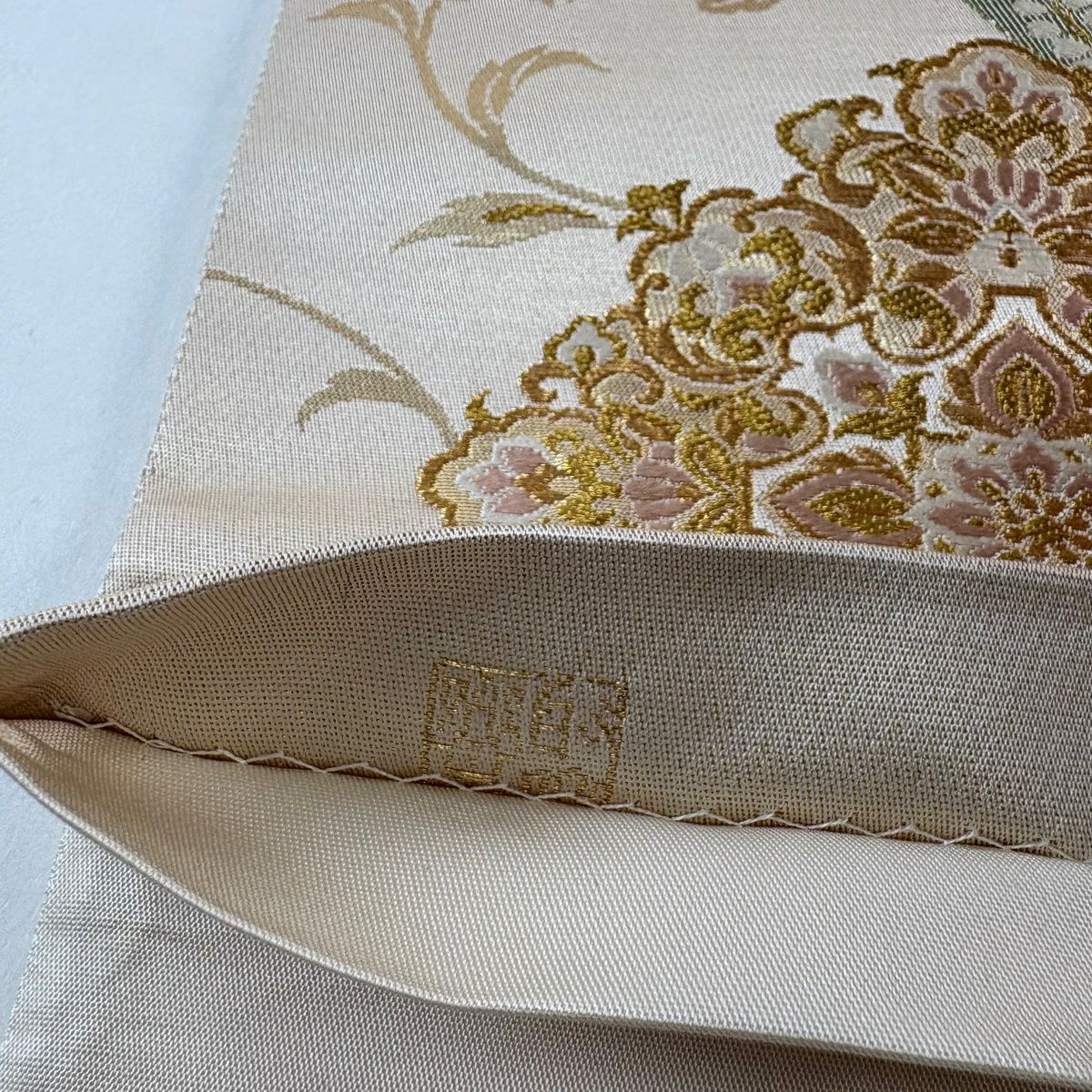袋帶 逸品級 じゅらく 落款あり 帝王紫 華紋 花唐草紋 金糸 刺繡 金色 お太鼓柄 純蠶絲