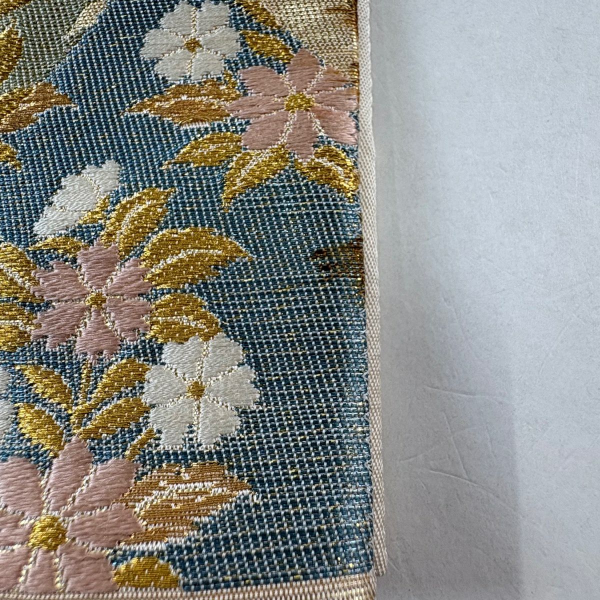 袋帶 逸品級 じゅらく 落款あり 帝王紫 華紋 花唐草紋 金糸 刺繡 金色 お太鼓柄 純蠶絲
