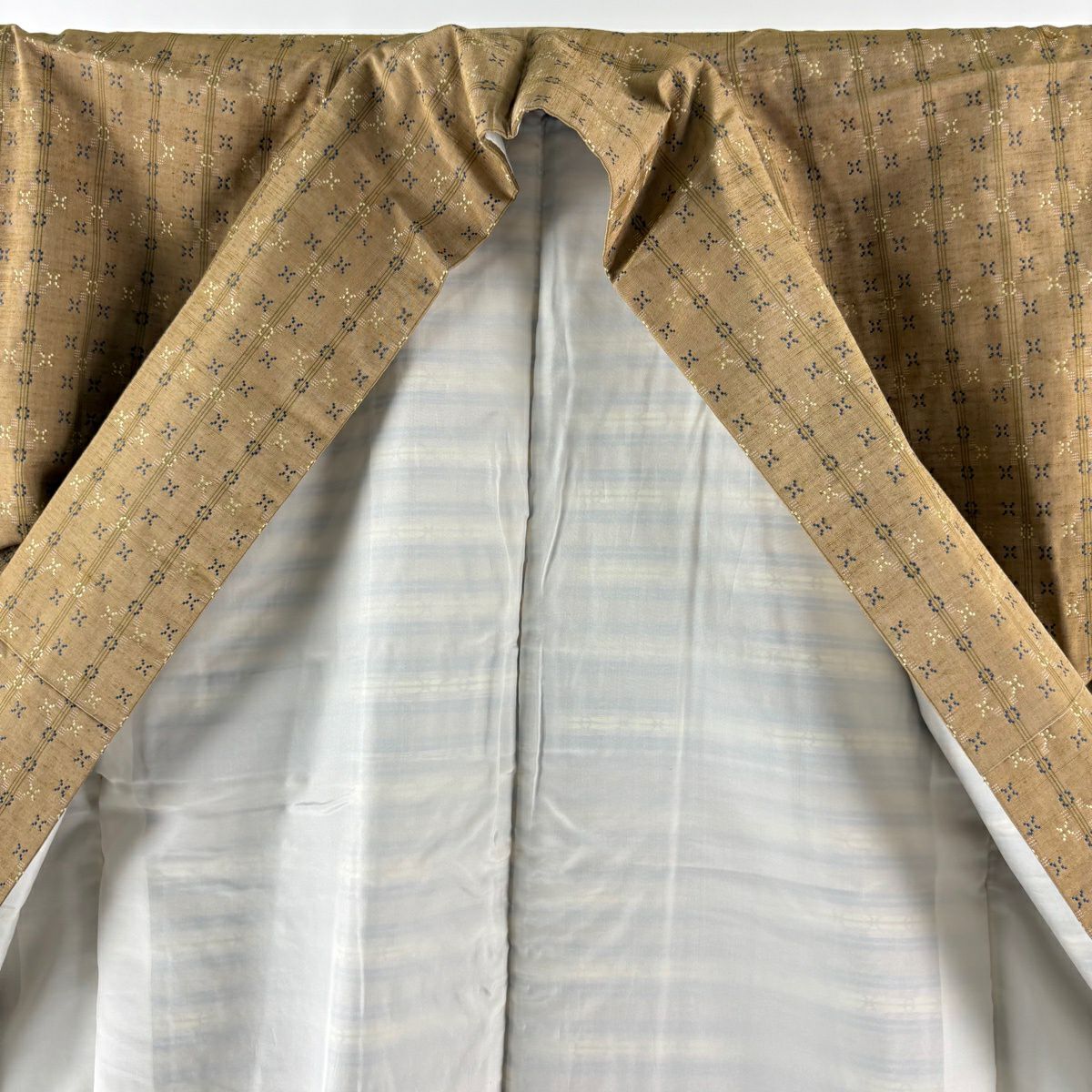 【美品】 紬織 身長163cm 袖長65.5cm M 雙層 垂直條紋 幾何圖案 花織 薄茶 純蠶絲 逸品級