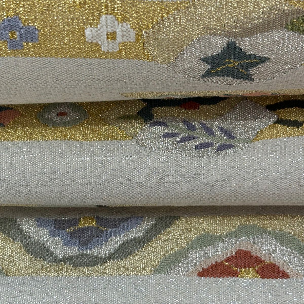 【美品】 袋帶 逸品級 草花紋紋 霞 金銀絲 銀色 大鼓圖案 純蠶絲