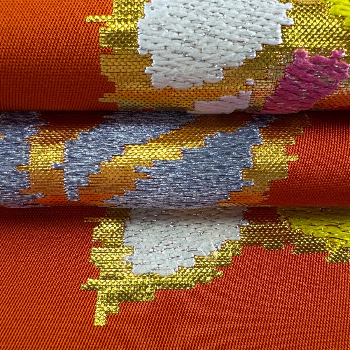【美品】 袋帶 逸品級 龍村平藏 落款 草花紋 金金箔 刺繡 朱 紅色 お太鼓圖案 純蠶絲