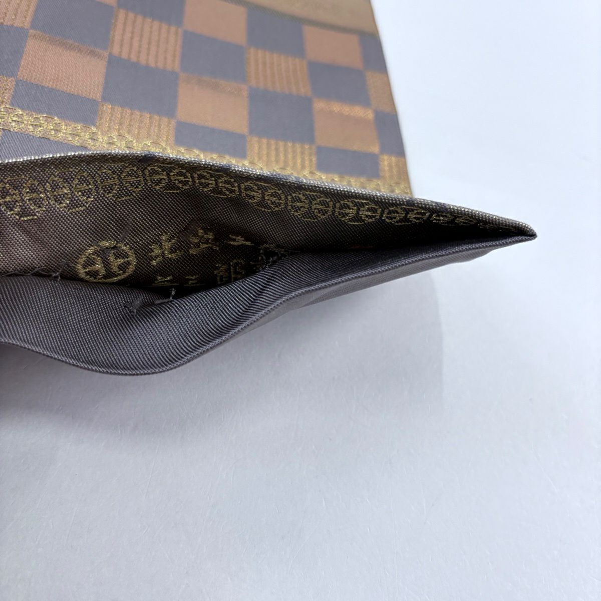 【美品】 袋帶 逸品級 北出與三郎 落款あり 草花紋紋 市松樹 金糸 金金箔 薄茶 六通 純蠶絲