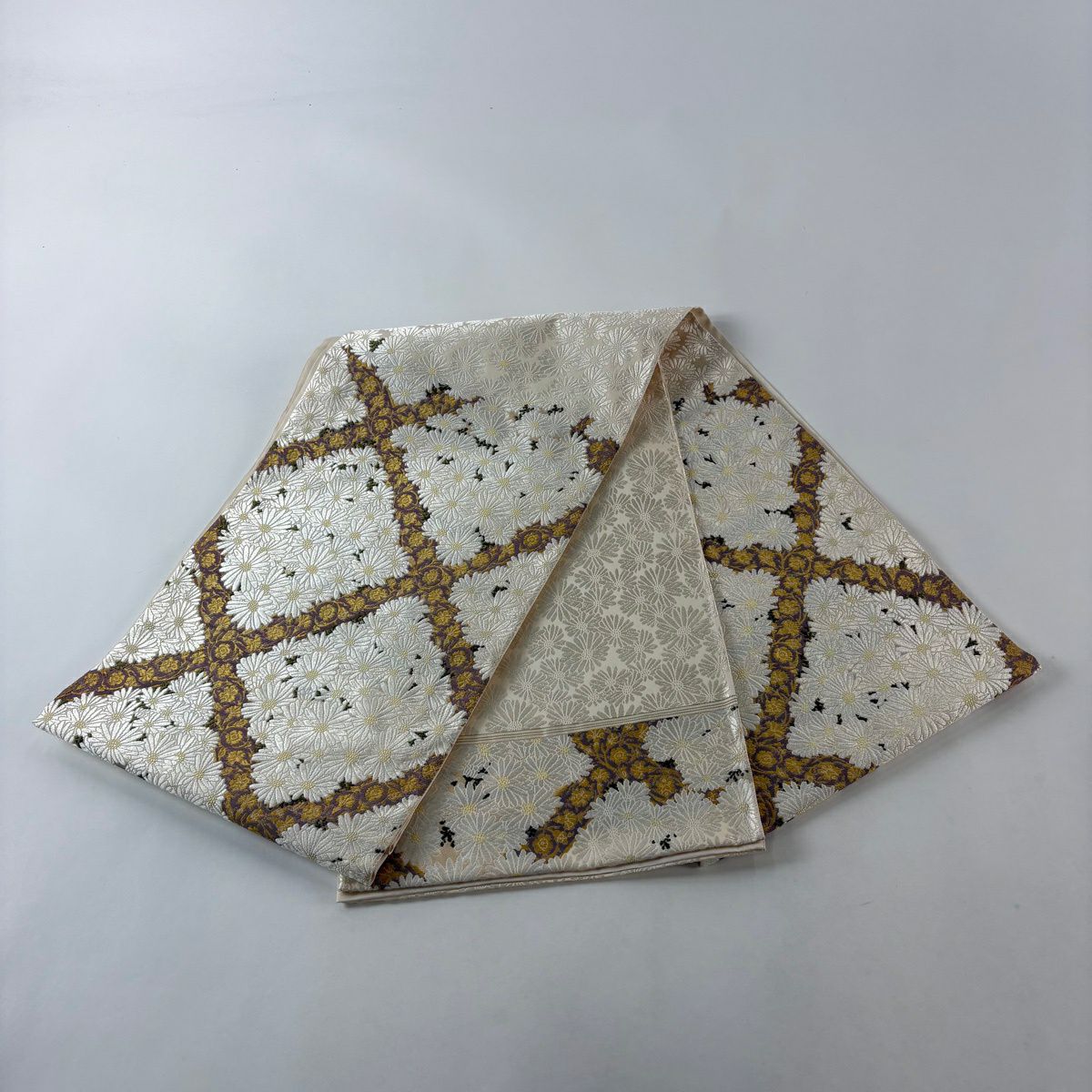 【美品】 袋帶 逸品級 山口美術織物 落款あり 菊花 花唐草紋 金糸 奶油色 お太鼓柄 純蠶絲