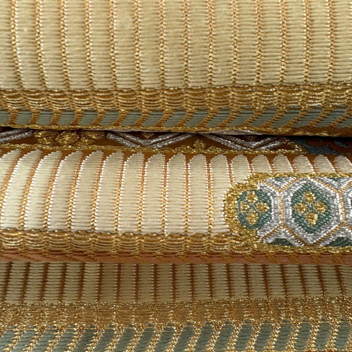 【美品】 袋帶 逸品級 落款あり 證明書あり 藤原織物 有職箙文 草花紋 金銀彩 米色 六通 純蠶絲
