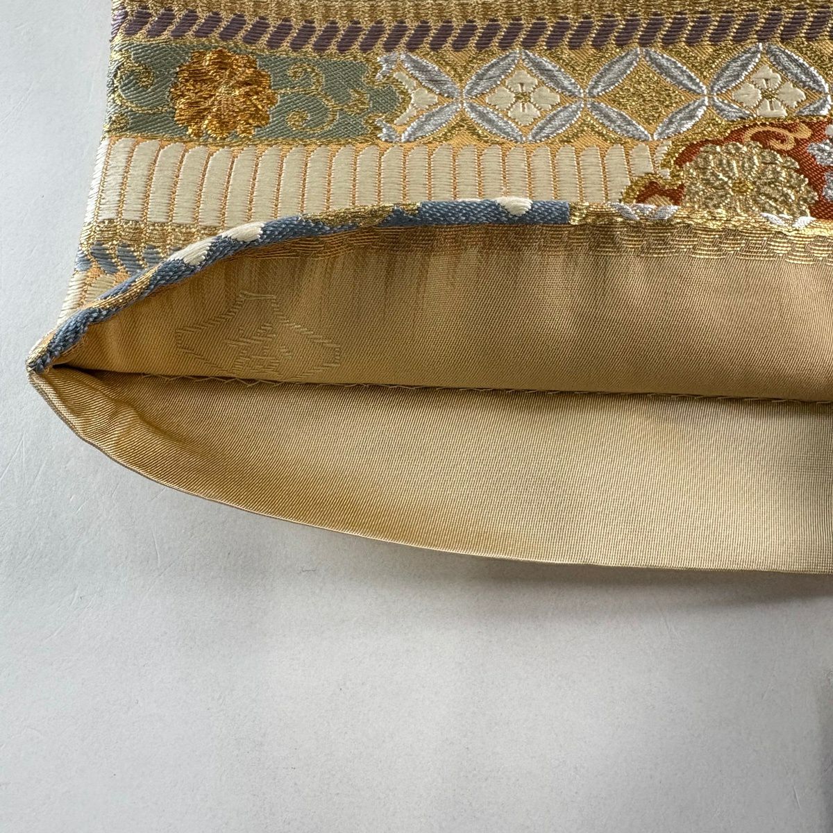【美品】 袋帶 逸品級 落款あり 證明書あり 藤原織物 有職箙文 草花紋 金銀彩 米色 六通 純蠶絲