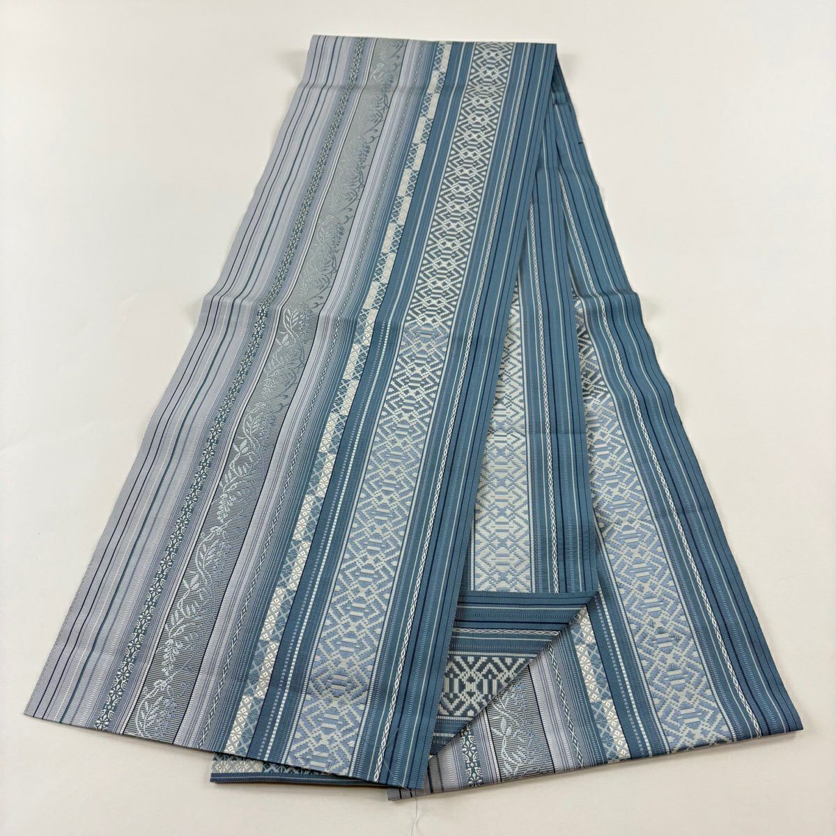 【美品】 名古屋帶 逸品級 證書齊全 八寸名古屋帶 松樹葉仕立 博多織 筑前間道 花唐草紋 青灰 純蠶絲